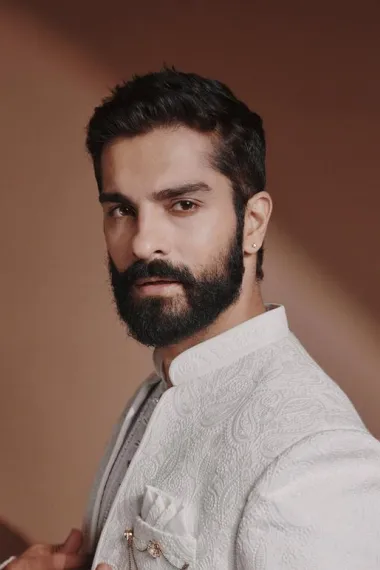 库纳尔·塔库尔